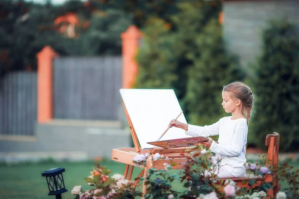 Αξιολάτρευτο Κοριτσάκι Ζωγραφική Μια Εικόνα Ένα Καβαλέτο Για Μια Ζεστή — Φωτογραφία Αρχείου