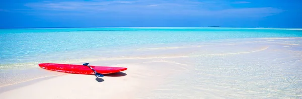 Red Surfboard White Sandy Beach Turquoise Water — Stock Photo, Image