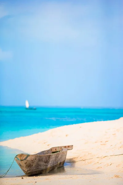 Vecchio Dhow Legno Sulla Spiaggia Bianca Nell Oceano Indiano — Foto Stock
