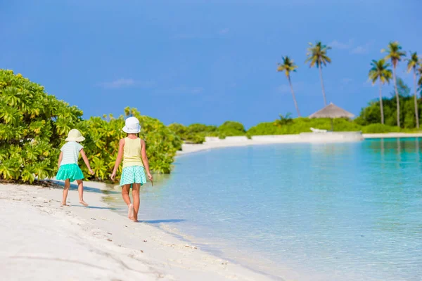 Niñas Adorables Dibujando Playa Blanca Lindos Niños Vacaciones Verano Maldivas —  Fotos de Stock