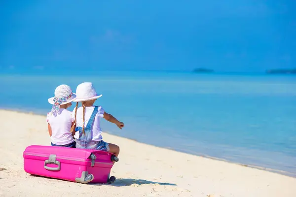 Pequeñas Turistas Chicas Con Gran Maleta Playa Tropical Blanca Concepto —  Fotos de Stock