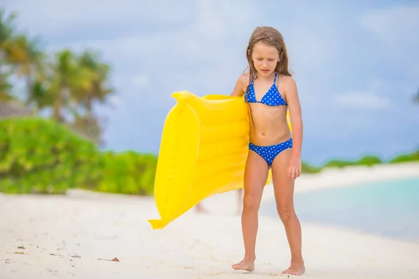Entzückendes Kleines Mädchen Mit Aufblasbarer Luftmatratze Strandurlaub — Stockfoto