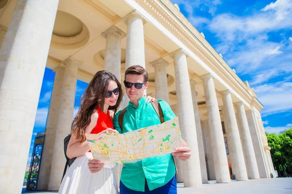 Jonge Toeristische Vrienden Reizen Vakantie Europa Glimlachend Gelukkig Kaukasische Familie — Stockfoto