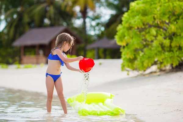 Adorabile Bambina Spiaggia Durante Vacanze Estive — Foto Stock