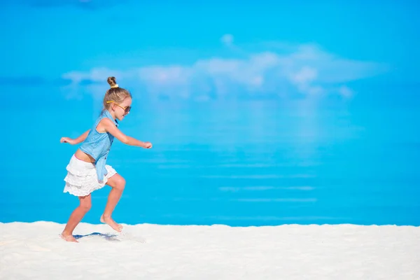 Entzückendes Kleines Mädchen Das Während Der Sommerferien Spaß Strand Hat — Stockfoto