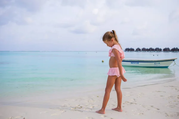 Entzückendes Kleines Mädchen Während Des Strandurlaubs — Stockfoto