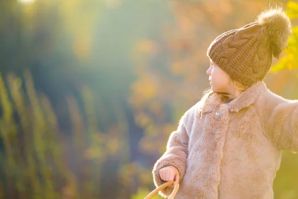 Güzel Bir Sonbahar Gününde Dışarıda Duran Sevimli Küçük Bir Kızın — Stok fotoğraf