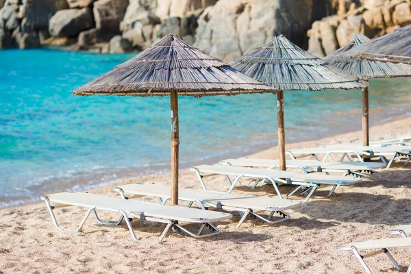 Strandkörbe Und Sonnenschirme Für Den Urlaub Strand Griechenland — Stockfoto