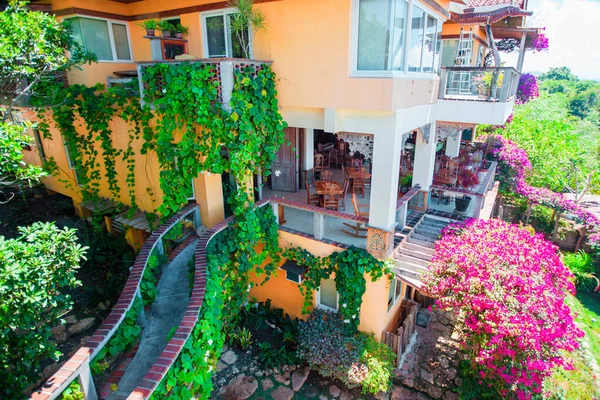 Hermosa Vista Del Jardín Acogedor Pequeño Hotel Isla Tropical —  Fotos de Stock