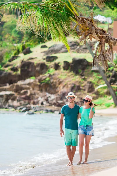 ヤング カップル白い砂浜夏休み 幸せな家族が彼らの新婚旅行をお楽しみください — ストック写真