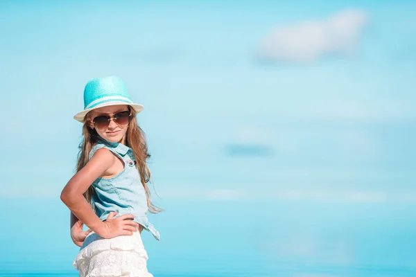 Porträt Eines Entzückenden Kleinen Mädchens Strand Während Der Sommerferien — Stockfoto