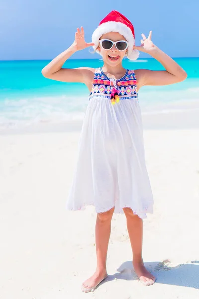 Αξιολάτρευτο Κοριτσάκι Σάντα Καπέλο Κατά Διάρκεια Των Διακοπών Παραλία Των — Φωτογραφία Αρχείου