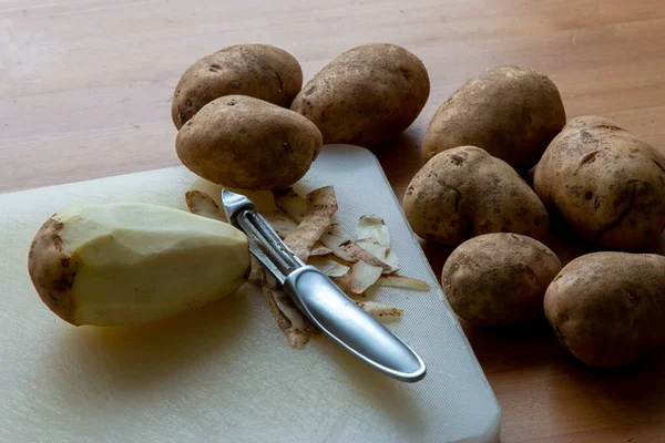Пилинг Картофеля Доске Резки — стоковое фото