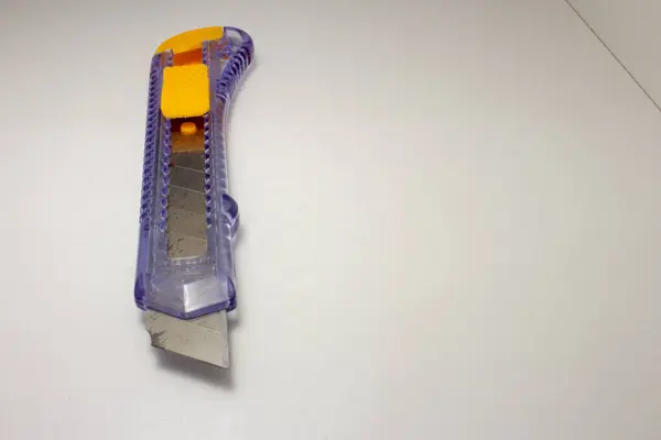Пластиковый Служебный Нож Старым Ржавым Лезвием — стоковое фото