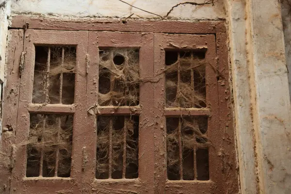 Заброшенный Дом Окнами Заднем Плане Закрыть — стоковое фото
