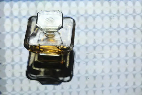 Frasco Perfume Com Tampa Dourada — Fotografia de Stock