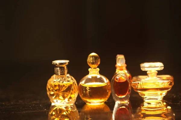 Perfume Bottles Background Close — Stock Photo, Image