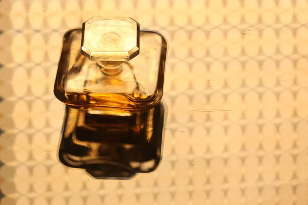 Parfumflesje Met Gouden Dop — Stockfoto