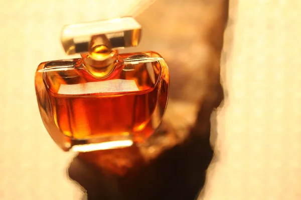 Frasco Perfume Com Tampa Dourada — Fotografia de Stock