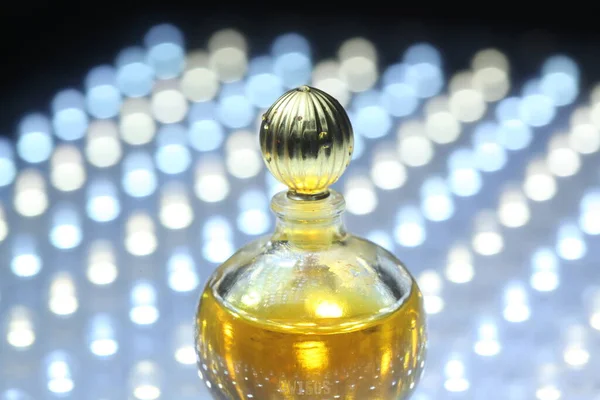 Parfumflesje Met Gouden Dop — Stockfoto