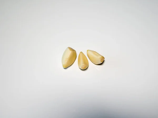Beyaz Arkaplanda Soyulmuş Sarımsak Karanfilleri — Stok fotoğraf