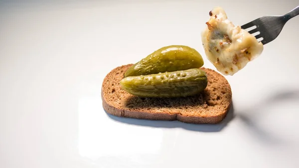 Beyaz Arka Planda Salatalıklı Ekmekli Yenilebilir Bir Çatalda Köfte — Stok fotoğraf