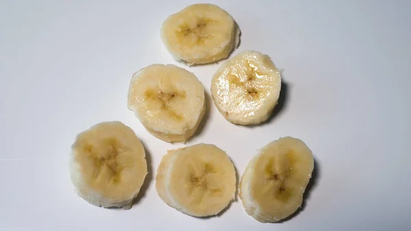 Banana Fatiada Fundo Branco — Fotografia de Stock