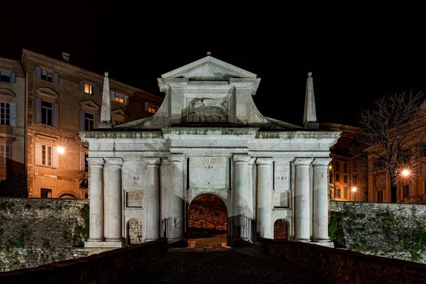 Immagine Notturna Della Porta San Giacomo Bergamo — Foto Stock