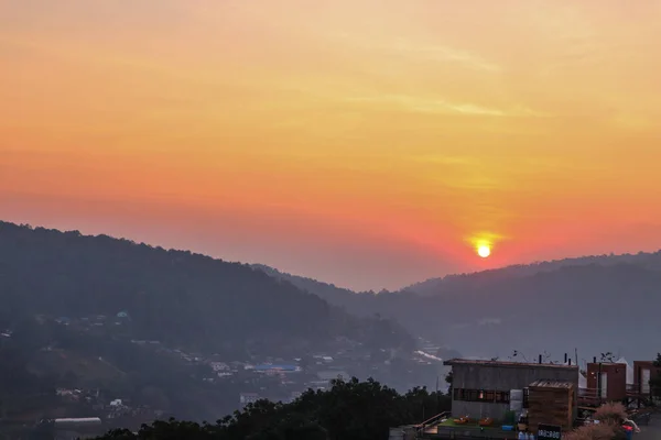 Kolorowy Zachód Słońca Nad Wzgórzami Tajskiej Wiosce Pobliżu Gór Chiang — Zdjęcie stockowe