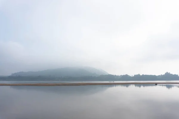 Schwimmendes Haus Auf Dem Fluss Mit Wolken Morgen — Stockfoto