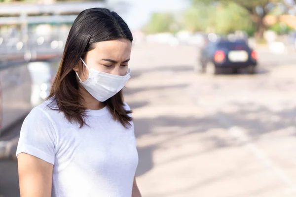 Detailní Záběr Žena Nosí Masku Obličeje Pro Ochranu Znečištění Vzduchu — Stock fotografie