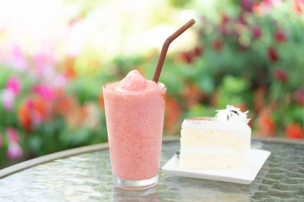 Closeup Strawberry Smoothie Milk Cake Green Nature — Stock Photo, Image