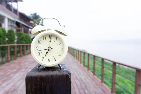 Relógio Despertador Com Fundo Natureza Nevoeiro Pela Manhã — Fotografia de Stock