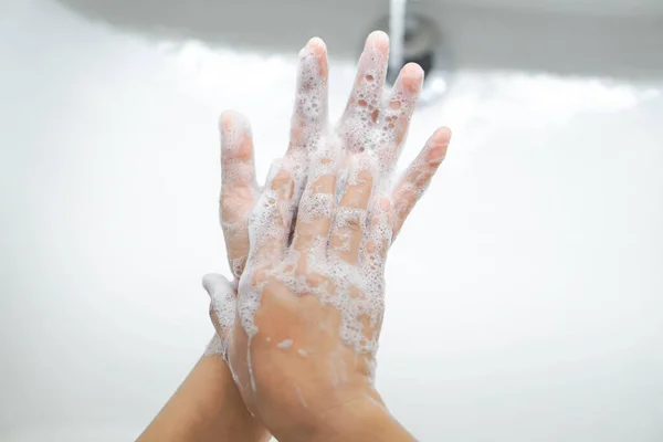 Primeros Planos Lavarse Las Manos Con Jabón Baño Enfoque Selectivo —  Fotos de Stock