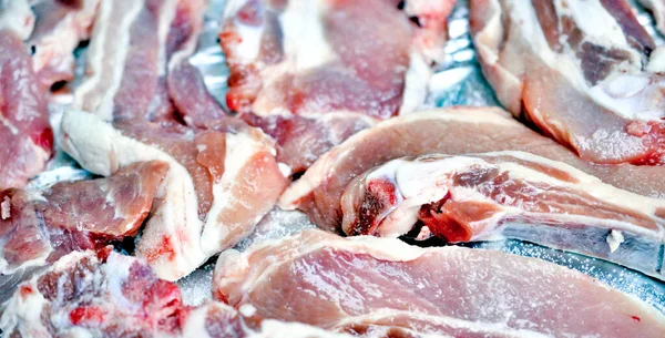 Het Bereiden Van Vlees Voor Een Kolenbarbecue — Stockfoto