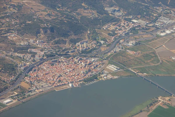 坐飞机飞越里斯本市 葡萄牙 — 图库照片