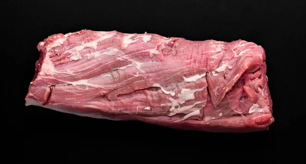 Kawałek Świeżego Surowego Mięsa Czarnym Tle — Zdjęcie stockowe