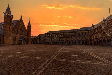 Hollanda 'da Ridderzaal ya da Hollanda' nın Lahey kentindeki Hollanda parlamento kampüsünün Şövalyeler Salonu ve iç mahkemesi