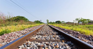 Demiryolu Yolu ve yeşil çimenler