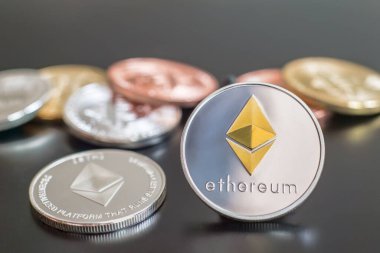 Gri arkaplan üzerinde kripto para birimi Ethereum metalik paralar