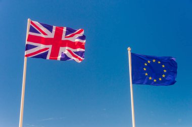 İngiliz bayrağı ve Avrupa bayrağı Wimere 'de mavi gökyüzüne karşı dalgalanıyor