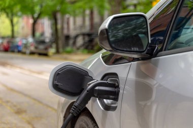Elektrikli araba EV şarj istasyonuna bağlı.