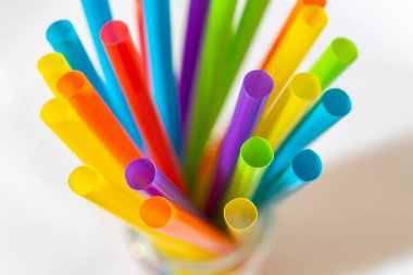 Plastik pipet ve tüpler.