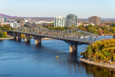 Alexandra Köprüsü ve Ottawa Nehri
