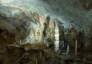 Mağara sisteminde garip kaya oluşumları