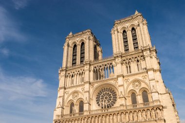 Notre-Dame Katedrali mavi gökyüzü üzerinde