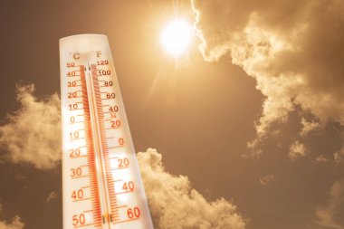 Sıcak hava dalgası sırasında termometre, renkli resim