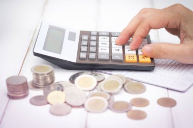 Finansal sayım için hesap makinesi kullanan kişi