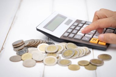 Finansal sayım için hesap makinesi kullanan kişi