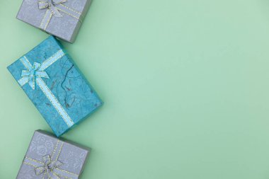 Festivalin arka planı için dekore edilmiş hediye kutusunun yakın plan çekimi.